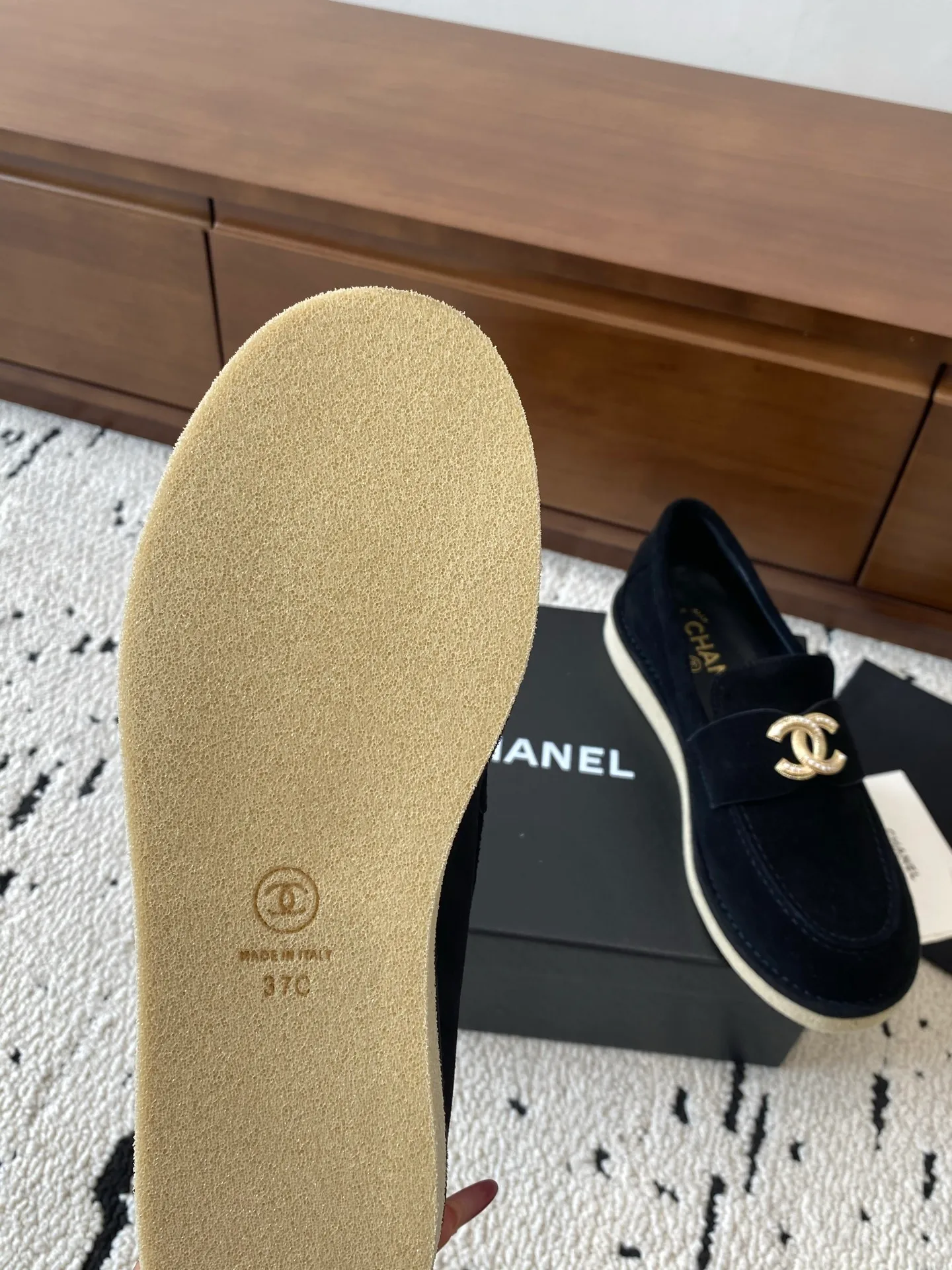 👟👟Ex-factory price 620👟👟Higher version 🍀2025 autumn and winter new Chanel Chanel entrance hardware buckle, Loaf lazy shoes, can be worn all year round. No matter when you wear it, it is very high-end and durable. Go shopping and attract attention on the street! Easily travel between commuting and leisure occasions, and become a carefree fashionable and elegant woman ~ Upper: cowhide/cow nubuck leather/open edge beads Inner: lambskin Sole: Italian raw rubber outsole leather strip Code number: 35-39 (40/41 customized, non-refundable and non-exchangeable 👉 Buy now👉 Buy now👉 Buy now👉